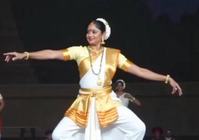 freepik__mohini-attam-performance-featuring-female-dancers-__37175